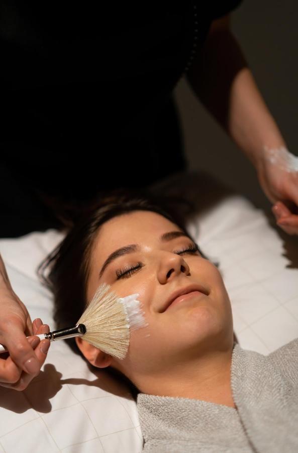 Runo Hotel Porvoo Eksteriør billede A woman receiving a facial